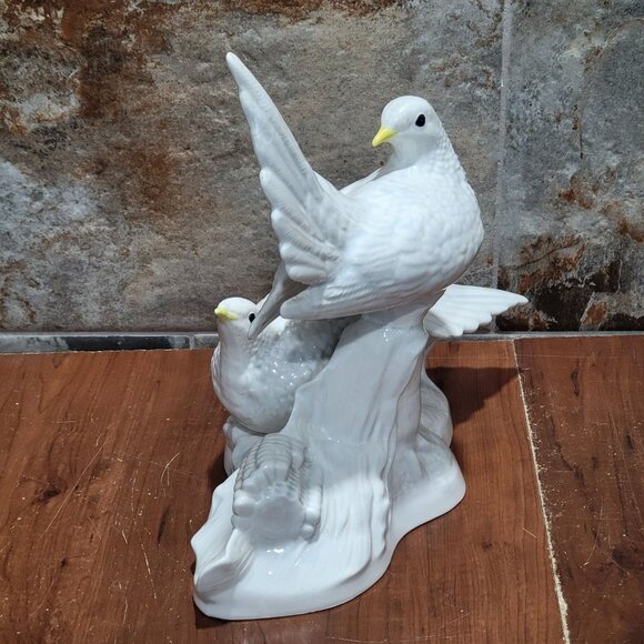 Vintage Large Porcelain Pair White Doves Bird Figurine Repaired - Picture 6 of 14